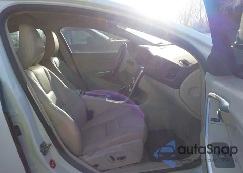 2015 Volvo S60 T5 Premier из США, поврежденный, VIN YV140MFKXF1346071